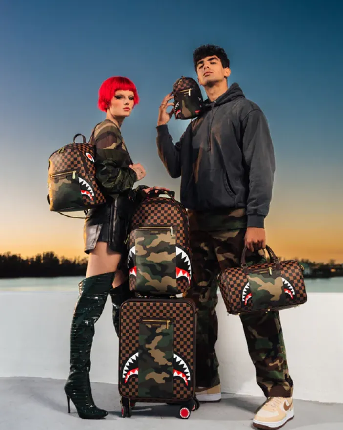 EXTERIOR GOLD ZIP POCKET SHARKS IN PARIS MINI DUFFLE>SPRAYGROUND New
