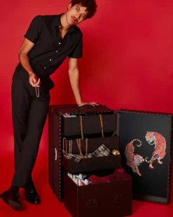 VANQUISH II WARDROBE TRUNK><noscript><img width=